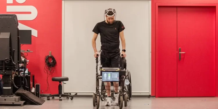 Hombre vuelve a caminar con la ayuda de implantes cerebrales