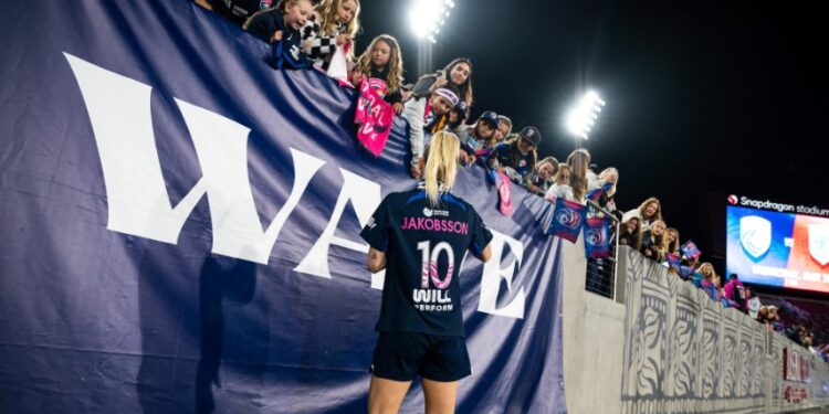 Sofía Jakobsson atendiendo a los seguidores tras su gol la noche del viernes.