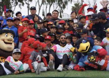 Niños tijuanenses cumplen sueño de convivir con Fernando Tatis Jr.
