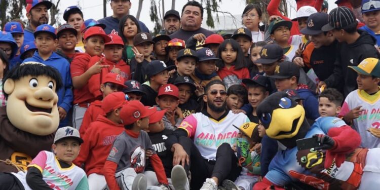 Niños tijuanenses cumplen sueño de convivir con Fernando Tatis Jr.
