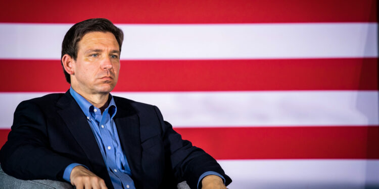 El candidato presidencial y gobernador de Florida, Ron DeSantis, escucha a su esposa hablar ante una multitud el 2 de junio en Gilbert, Carolina del Sur. Sean Rayford / Getty Images