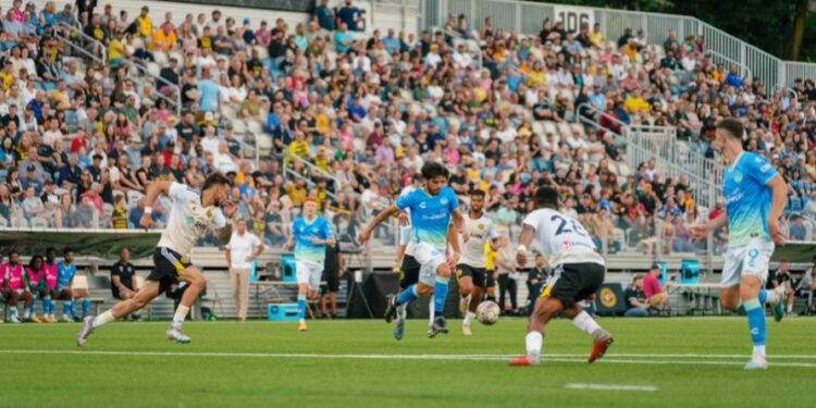 Adrien Pérez por rematar para anotar el único gol del Loyal.