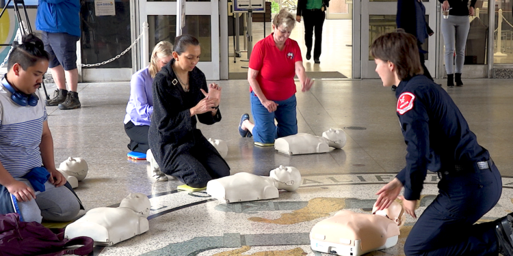 Brindan capacitación para salvar vidas en el centro de San Diego