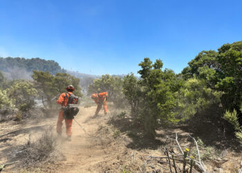 Incendio forestal en Barona amenaza viviendas y provoca breves evacuaciones