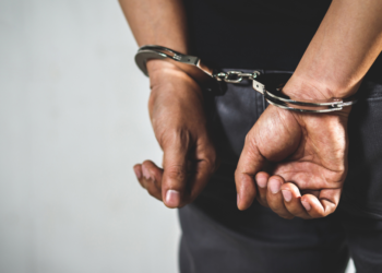 Hombre se declara inocente de asesinato y abuso infantil