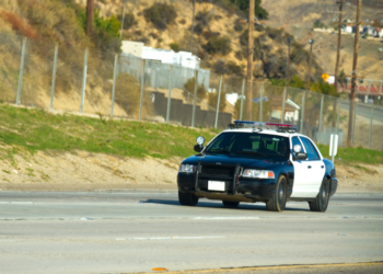 Miles de policías de California podrían perder sus placas bajo nueva ley