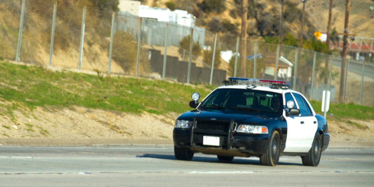 Miles de policías de California podrían perder sus placas bajo nueva ley