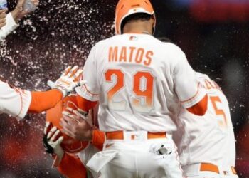 Jugadores de los Giants celebrando el triunfo para volver a dejar tendidos a los Padres.