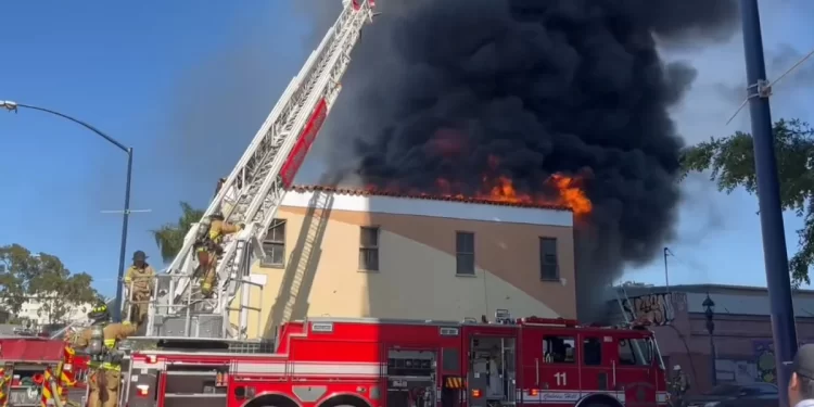 Incendio quema dos edificios, 1 abandonado, en el centro de San Diego