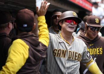 Ha-Seong Kim en el dugout festejando su caudrangular.