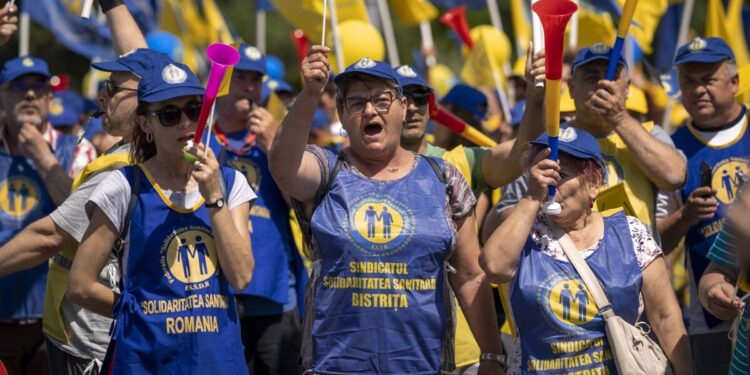 Miles de maestros rumanos protestan por la baja paga