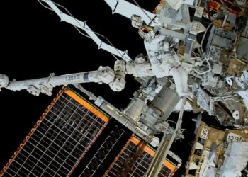 Instalación de paneles solares en la Estación Espacial Internacional, NASA