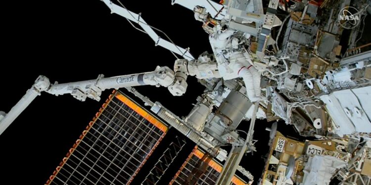 Instalación de paneles solares en la Estación Espacial Internacional, NASA