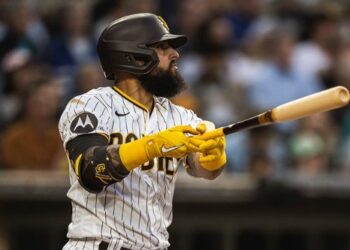 Rougned Odor viendo la pelota que conectó con su bat ante los Mariners.
