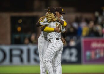 Manny Machado abrazando al pelotero de Chula Vista, Alfonso Rivas tras el triunfo de Padres.