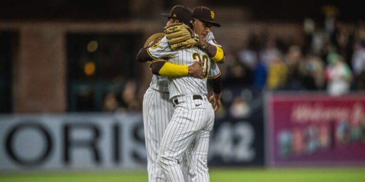 Manny Machado abrazando al pelotero de Chula Vista, Alfonso Rivas tras el triunfo de Padres.