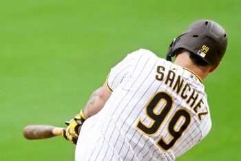 Gary Sánchez al conectar su cuadrangular ante los Guardians.