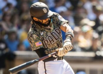 Fernando Tatis Jr. haciendo swing a una pelota el domingo ante los Cubs.