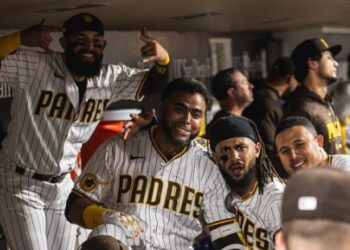 Rougned Odor, Nelson Cruz, Fernando Tatis Jr. y Manny Machado posando para una foto en el dugout.