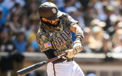 Fernando Tatis Jr. haciendo swing a una pelota el domingo ante los Cubs.