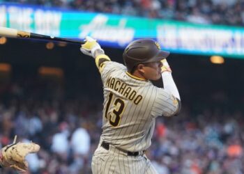 Manny Machado haciendo un swing durante la derrota de los Padres ante los Giants.