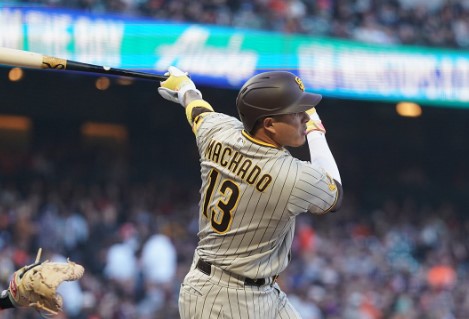 Manny Machado haciendo un swing durante la derrota de los Padres ante los Giants.