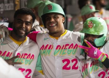 Nelson Cruz, Juan Soto y Fernando Tatis Jr. celebrando tras el cuadrangular del jardinero izquierdo de los Padres.