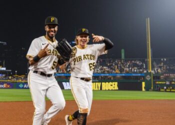 Los jugadores de los Pirates festejando el segundo triunfo ante Padres.