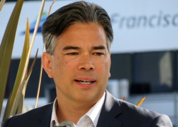 Rob Bonta, miembro de la Asamblea del Estado de California, hablando en la ceremonia de inauguración de la Instalación de Operaciones y Mantenimiento de Central Bay en diciembre de 2018