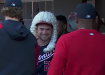 Lane Thomas con una peluca festejando su cuadrangular ante los Padres.