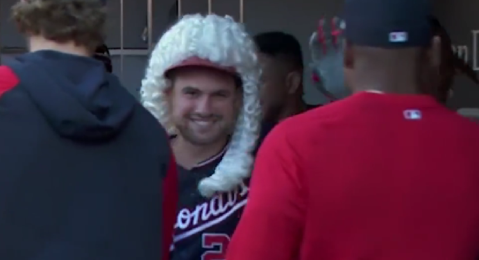 Lane Thomas con una peluca festejando su cuadrangular ante los Padres.