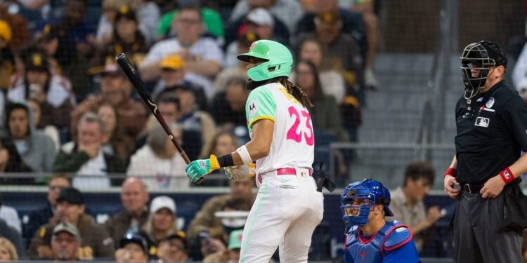 Fernando Tatis Jr. Tras conectar la pelota en el pentágono.