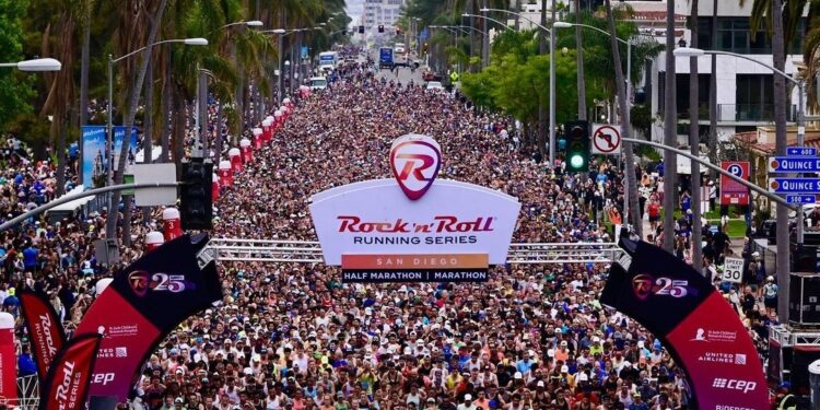 Miles de corredores se reunieron este domingo para participar en el tradicional Rock n' Roll Marathon en San Diego.
