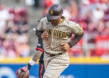 Trent Grisham dando vuelta a las bases tras su cuadrangular ante Reds.