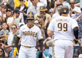 Juan Soto esperando a Gary Sánchez tras su cuadrangular ante los Mariners.
