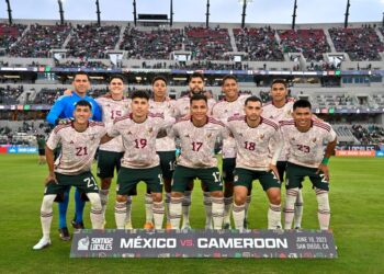 La selección mexicana previo al inicio del encuentro ante Camerún.