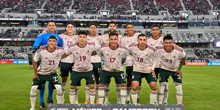 La selección mexicana previo al inicio del encuentro ante Camerún.