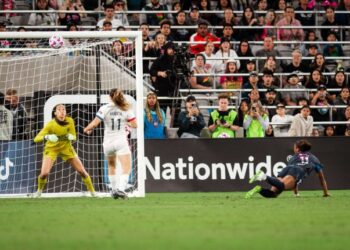 Jaedyn Shaw logrando el único gol del Wave el sábado en el Snapdragon Stadium.