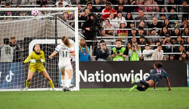 Jaedyn Shaw logrando el único gol del Wave el sábado en el Snapdragon Stadium.