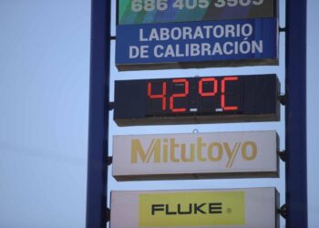 Migrantes sufren las fuertes temperaturas en Mexicali