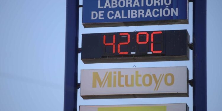 Migrantes sufren las fuertes temperaturas en Mexicali