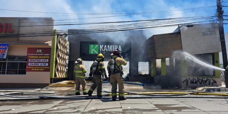 Incendio en local sobre bulevar Agua Caliente