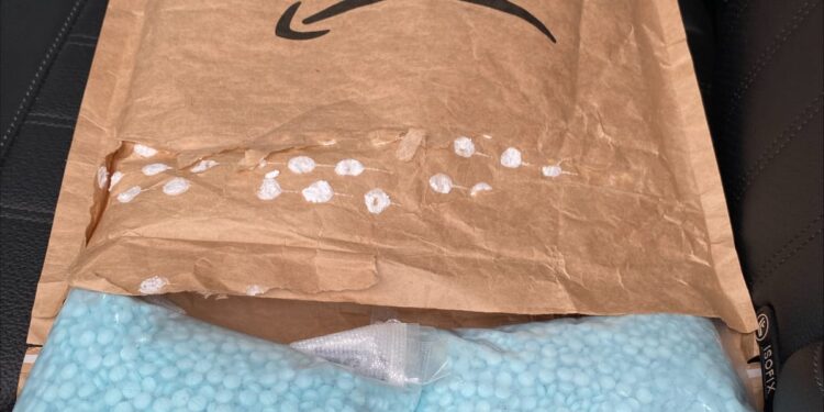 DEA y SDPD incautan metanfetamina y fentanilo, utilizaban papel de paquetería Amazon para esconderlo