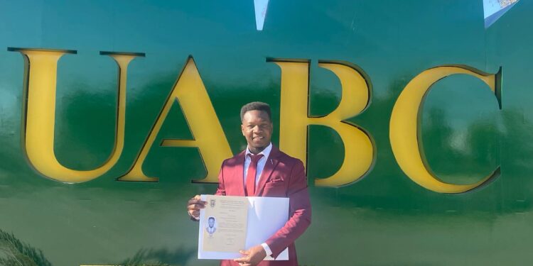 Haitiano se recibe como abogado en UABC