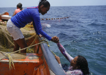 Mujeres toman plaza en barcos pesqueros del Caribe de Venezuela