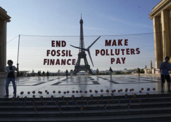 protesta climática en la Torre Eiffel en París