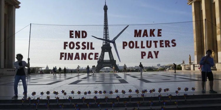 protesta climática en la Torre Eiffel en París
