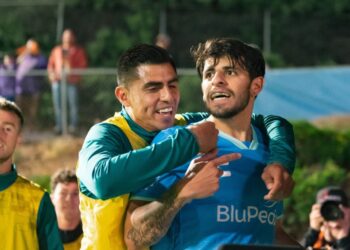 Joe Corona celebrando con Adrien Pérez su gol del empate.