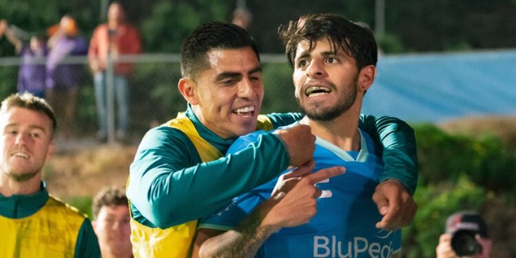 Joe Corona celebrando con Adrien Pérez su gol del empate.