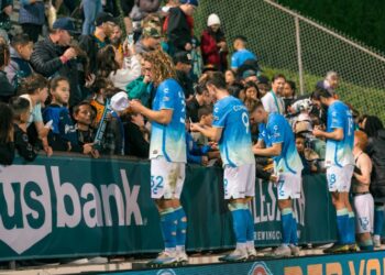 Los jugadores del Loyal firmando autógrafos tras el empate en casa.